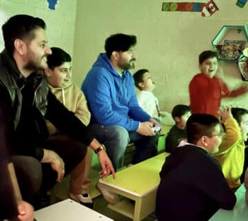 برنامه شب در مدرسه فروغ آفرینان ناب – دانش‌آموزان در حال بازی فوتبال و پلی‌استیشن با شام
